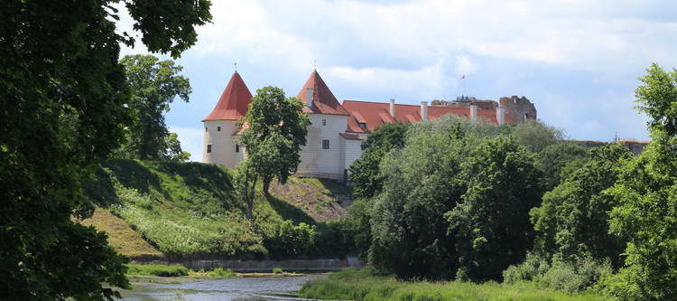 Баусский  замок  -  вид  сбоку